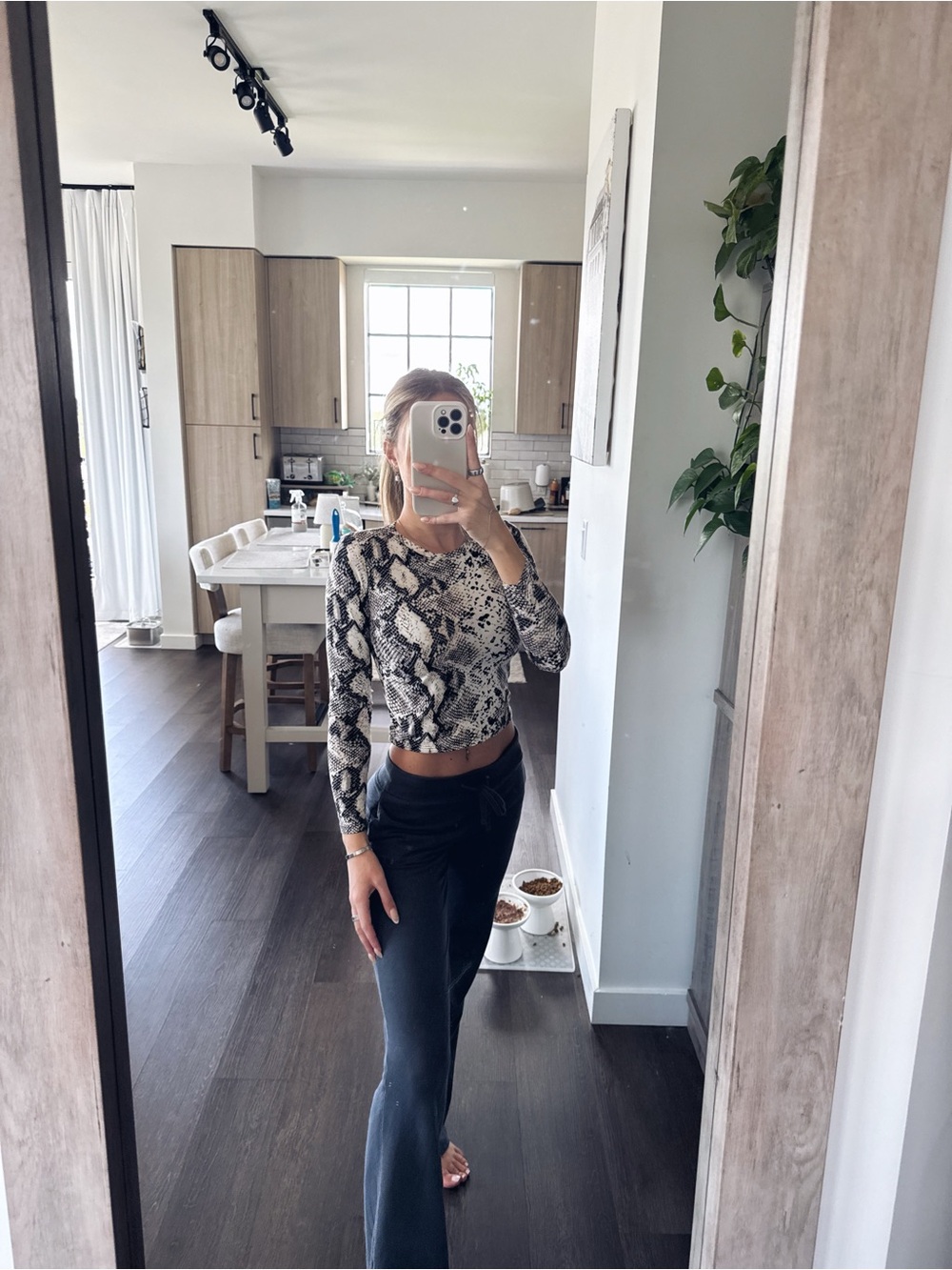 Windsor Black & White Snake Print Long Sleeve Crop Top (Size Small)